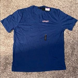 2 OAKLEY T-shirts